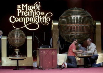GRA341. MADRID, 21/12/2016.- Preparativos de los bombos y bolas para el Sorteo de la Lotería de Navidad que se celebra mañana en el salón de sorteos del Teatro Real de Madrid. EFE/Chema Moya