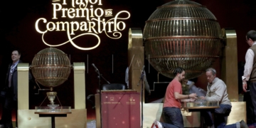 GRA341. MADRID, 21/12/2016.- Preparativos de los bombos y bolas para el Sorteo de la Lotería de Navidad que se celebra mañana en el salón de sorteos del Teatro Real de Madrid. EFE/Chema Moya
