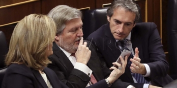 GRA111. MADRID, 21/12/2016.- Los ministros de Empleo, Fátima Báñez (i); de Educación, Íñigo Méndez de Vigo; y de Fomento, Íñigo de la Serna (d); durante la sesión de control al Gobierno celebrada hoy en el Congreso de los Diputados. EFE/J.J. Guillén