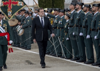 GRA187. BAEZA (JAÉN), 17/12/2016.- El presidente del Gobierno, Mariano Rajoy (c), pasa revista a su llegada al acto de jura de bandera en la Academia de Guardias y Suboficiales de la Guardia Civil, que ha presidido hoy hoy en Baeza (Jaén). EFE/Jose Manuel Pedrosa