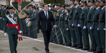 GRA187. BAEZA (JAÉN), 17/12/2016.- El presidente del Gobierno, Mariano Rajoy (c), pasa revista a su llegada al acto de jura de bandera en la Academia de Guardias y Suboficiales de la Guardia Civil, que ha presidido hoy hoy en Baeza (Jaén). EFE/Jose Manuel Pedrosa