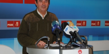 Francisco Vizcaíno, diputado del Grupo Socialista en la Asamblea, critica el plan improvisado en los mercados.
