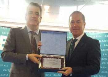 Adolfo Utor entregó ayer una placa al presidente del Puerto de Melilla.