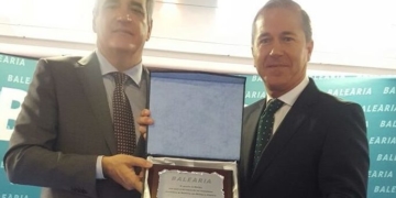 Adolfo Utor entregó ayer una placa al presidente del Puerto de Melilla.