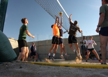 Los militares españoles en Iraq en uno de los partidos de Voley Playa.