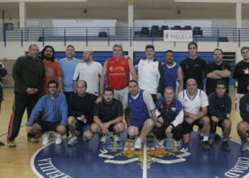 Foto de familia de los jugadores que intervinieron en el primero de los partidos celebrados.