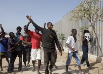 GRA237. MELILLA, 04/09/2016.- La última entrada de más de un centenar de inmigrantes subsaharianos en el salto a la valla que se ha producido hoy ha repuntado la ocupación del Centro de Estancia Temporal de Inmigrantes (CETI) de Melilla, que acoge en estos momentos a casi 900 personas, cifra cercana a su capacidad máxima. Según han informado fuentes de la Delegación del Gobierno en Melilla, antes del "salto masivo coordinado" que se ha producido a las 13.50 horas había 770 inmigrantes acogidos en el CETI, a los que hay que sumar los más de 100 que han accedido a la ciudad autónoma en este nuevo intento de entrada, el tercero en 15 días. En la foto, un grupo de inmigrantes que acaban de entrar gritan bozza (victoria). EFE/F.G Guerrero