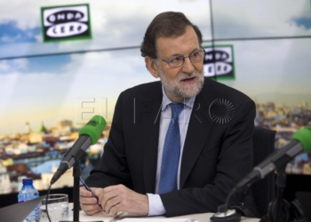 GRA010. MADRID, 26/01/2017.- Fotografía facilitada por Presidencia de Gobierno, del presidente del Ejecutivo, Mariano Rajoy, durante la entrevista que ha ofrecido hoy en el programa "Más de uno" de Onda Cero. EFE/Diego Crespo