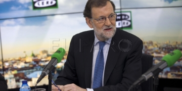 GRA010. MADRID, 26/01/2017.- Fotografía facilitada por Presidencia de Gobierno, del presidente del Ejecutivo, Mariano Rajoy, durante la entrevista que ha ofrecido hoy en el programa "Más de uno" de Onda Cero. EFE/Diego Crespo