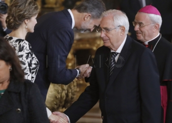 GRA253. MADRID, 12/10/2016.- Los Reyes saludan al presidente de Melilla, Juan José Imbroda, durante la tradicional recepción ofrecida hoy en el Palacio Real con motivo del Día de la Fiesta Nacional. EFE/Ballesteros