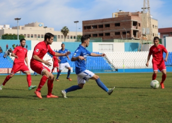 El jugador azulino Santi Luque fue uno de los más destacados del partido, intentando continuamente el desborde a su defensor.