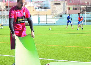 El preparador físico Alberto Martínez, prepara las esterillas para la sesión de recuperación.