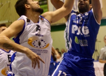 Gatell, en su defensa a un jugador rival.