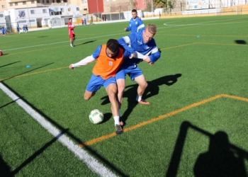 Dos jugadores azulinos, en la lucha por un balón.