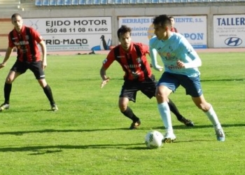 Nando de la Rosa, autor del primer gol de los azulinos, vigila la acción de un jugador rival.