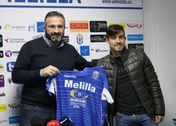 Luisma Rincón y Jairo Izquierdo posan con la elástica azulina.