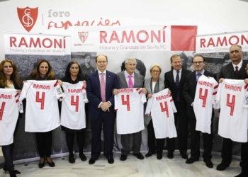 Al homenaje que se le brindó en la entidad hispalense acudió Miguel Marín en representación de la Ciudad Autónoma de Melilla.