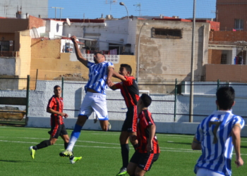 La lucha por hacerse con un balón en el centro del campo fue encarnizada.