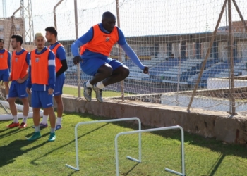 Alí Diakité salta las vallas durante la sesión de entrenamiento llevada a cabo en el día de ayer.