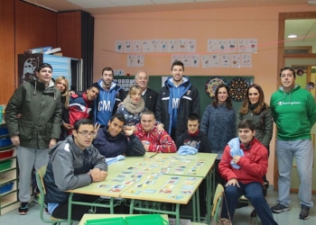 La comitiva del Melilla Baloncesto, junto a usuarios y profesores del CEE Reina Sofía.