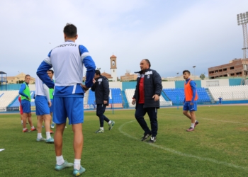 El técnico melillense, en la sesión de entrenamientos, junto a todos sus jugadores.