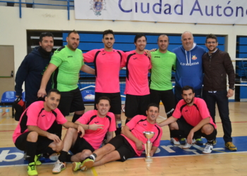 Los jugadores, técnicos y directivos del Melistar posan con el trofeo que les acredita como campeones de Copa.