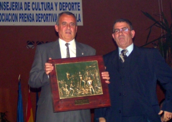 Vicente Ramírez recibió en la X Gran Gala del Deporte 2003 el Premio Pedro de Estopiñán, de manos de Avelino Gutiérrez.