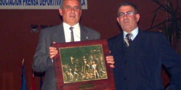 Vicente Ramírez recibió en la X Gran Gala del Deporte 2003 el Premio Pedro de Estopiñán, de manos de Avelino Gutiérrez.