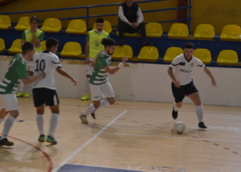 Ferni, con el balón, fue el autor del gol de la escuadra melillense.