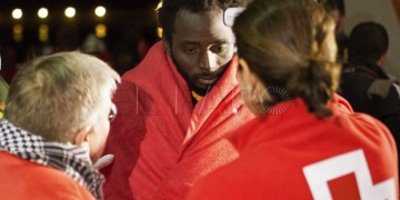 GRA365. MOTRIL (GRANADA). 26/01/2015.- Llegada al puerto de Motril de los 22 inmigrantes de origen subsahariano, cuatro de ellos mujeres, que Salvamento Marítimo ha rescatado hoy en las inmediaciones de la isla de Alborán cuando navegaban en una patera. EFE/Miguel Paquet