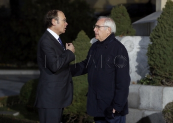 GRA018. MADRID, 17/01/2017.- El presidente de Melilla, Juan José Imbroda (d), es recibido por el presidente de la Cámara Alta, Pío García Escudero (i), a su llegada al Senado para asistir a la VI Conferencia de Presidentes, que reúne al jefe del Ejecutivo, Mariano Rajoy, con los máximos responsables autonómicos, en una cita que no se convocaba desde 2012 y que se espera concluya con la firma de diez acuerdos entre el Estado y las comunidades. EFE/Juan Carlos Hidalgo