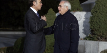 GRA018. MADRID, 17/01/2017.- El presidente de Melilla, Juan José Imbroda (d), es recibido por el presidente de la Cámara Alta, Pío García Escudero (i), a su llegada al Senado para asistir a la VI Conferencia de Presidentes, que reúne al jefe del Ejecutivo, Mariano Rajoy, con los máximos responsables autonómicos, en una cita que no se convocaba desde 2012 y que se espera concluya con la firma de diez acuerdos entre el Estado y las comunidades. EFE/Juan Carlos Hidalgo
