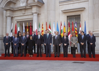 GRA055. MADRID, 17/01/2017.-El rey Felipe VI en la fotografía de familia de los asistentes a la VI Conferencia de Presidentes, que reúne al jefe del Ejecutivo, Mariano Rajoy, con los máximos responsables autonómicos, en una cita que no se convocaba desde 2012 y que se espera concluya con la firma de diez acuerdos entre el Estado y las comunidades. EFE/Juan Carlos Hidalgo