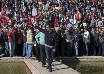 GRA213. DOS HERMANAS (SEVILLA), 28/01/2017.- El exsecretario general del PSOE Pedro Sánchez (c), saludando a su llegada al Parque Tecnológico de Dos Hermanas (Sevilla), donde ha anunciado hoy que se presentará a las primarias para volver a liderar el partido, en un acto con militantes que ha reunido a más de 1.500 simpatizantes, según la organización. EFE/Julio Muñoz