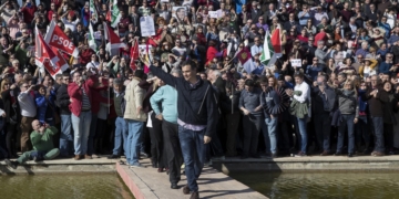 GRA213. DOS HERMANAS (SEVILLA), 28/01/2017.- El exsecretario general del PSOE Pedro Sánchez (c), saludando a su llegada al Parque Tecnológico de Dos Hermanas (Sevilla), donde ha anunciado hoy que se presentará a las primarias para volver a liderar el partido, en un acto con militantes que ha reunido a más de 1.500 simpatizantes, según la organización. EFE/Julio Muñoz