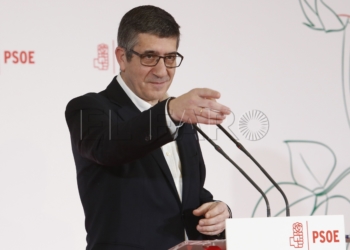 GRA092. MADRID, 15/01/2017.- El exlehendakari Patxi López, durante la rueda de prensa que ha ofrecido hoy para anunciar su decisión de presentarse como candidato a las primarias para secretario general del PSOE. Patxi López ha defendido que su partido debe tener un "dirección colectiva", en la que el nuevo secretario general "cuente con otros responsables", y que el 39 Congreso Federal debe ser el "congreso de la unidad". EFE/Zipi