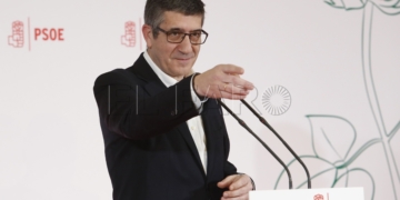 GRA092. MADRID, 15/01/2017.- El exlehendakari Patxi López, durante la rueda de prensa que ha ofrecido hoy para anunciar su decisión de presentarse como candidato a las primarias para secretario general del PSOE. Patxi López ha defendido que su partido debe tener un "dirección colectiva", en la que el nuevo secretario general "cuente con otros responsables", y que el 39 Congreso Federal debe ser el "congreso de la unidad". EFE/Zipi