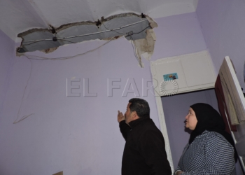 Una habitación del piso tiene un gran hueco en el tabique