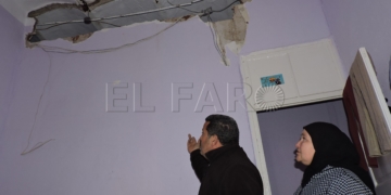 Una habitación del piso tiene un gran hueco en el tabique