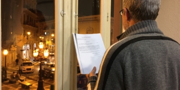 Salvador posa para El Faro con los documentos de las diligencias abiertas por la Policía Nacional tras ser acusado de colocar una falsa bomba en el Kursaal.