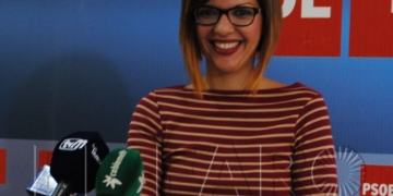 Sabrina Moh, miembro de la Gestora del PSOE local, defiende igualdad de trato para trabajadores subcontratados.