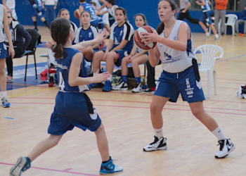 Lanzamiento a canasta de una de las jugadoras de cantera del Melilla Baloncesto.