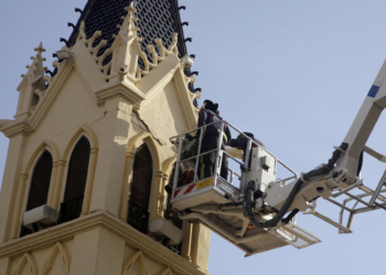 GRA317. MELILLA, 25/01/2016.- Un equipo de bomberos supervisa los daños en la estructura de la emblemática Iglesia Castrense de Melilla, ubicada en la Plaza de las Culturas, causados por el terremoto de 6,3 grados en la escala de Richter registrado la pasada madrugada en el mar de Alborán, que ha dejado más de una veintena de heridos de carácter leve, 11 familias desalojadas y daños materiales en Melilla, además de haberse sentido en Andalucía. EFE/Francisco G. Guerrero