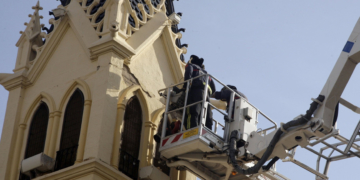 GRA317. MELILLA, 25/01/2016.- Un equipo de bomberos supervisa los daños en la estructura de la emblemática Iglesia Castrense de Melilla, ubicada en la Plaza de las Culturas, causados por el terremoto de 6,3 grados en la escala de Richter registrado la pasada madrugada en el mar de Alborán, que ha dejado más de una veintena de heridos de carácter leve, 11 familias desalojadas y daños materiales en Melilla, además de haberse sentido en Andalucía. EFE/Francisco G. Guerrero