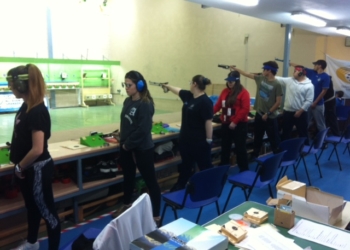 Línea de tirada de los deportistas melillenses en la competición celebrada en la Galería de Tiro de nuestra ciudad.