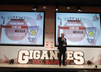 El presidente de la entidad melillense, en el momento de recoger el trofeo acreditativo.