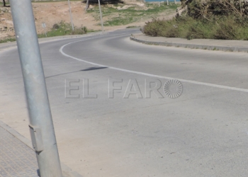 Una furgoneta vuelca en la carretera de Horcas Coloradas junto al helipuerto