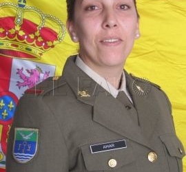 Una soldado evita una agresión a menores frente a la base Alfonso XIII