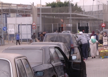 Un cierre de nueve horas en Farhana provoca colas de más de un kilómetro