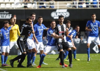 La lucha de los jugadores de ambos		 equipos por hacerse con un balón en cada una de las jugadas fue muy dura.